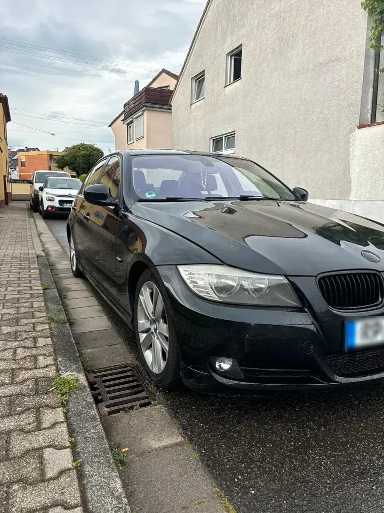 Gebraucht BMW 320 163 PS (119 kW) 2011 Schwarz Limousine