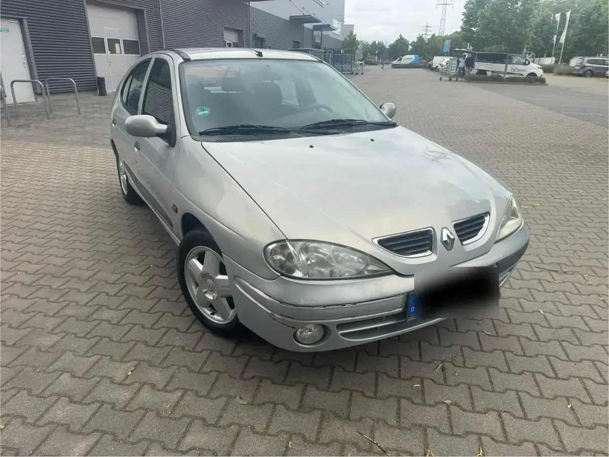 Gebraucht Renault Mégane 105 PS (77 kW) 2000 Silber Limousine