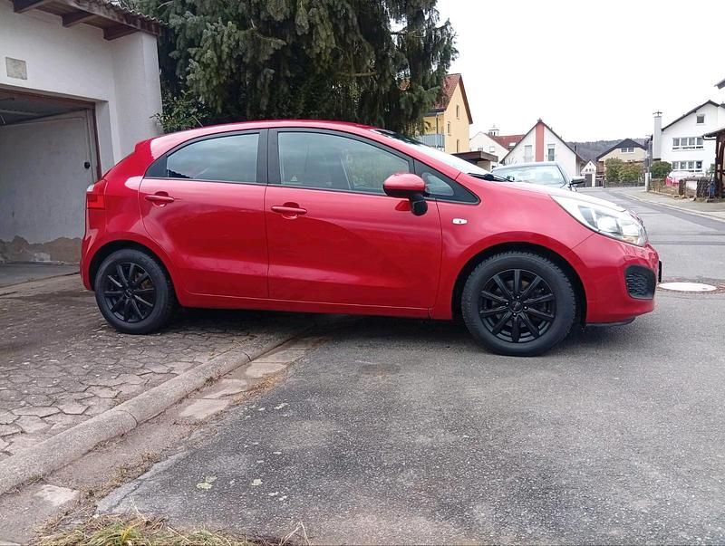 Gebraucht Kia Rio Edition 7 86 PS (63 kW) 2013 Rot Kleinwagen