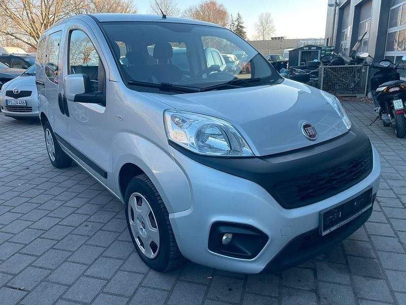 Gebraucht Fiat Qubo Lounge 77 PS (56 kW) 2018 Silber Van / Kleinbus