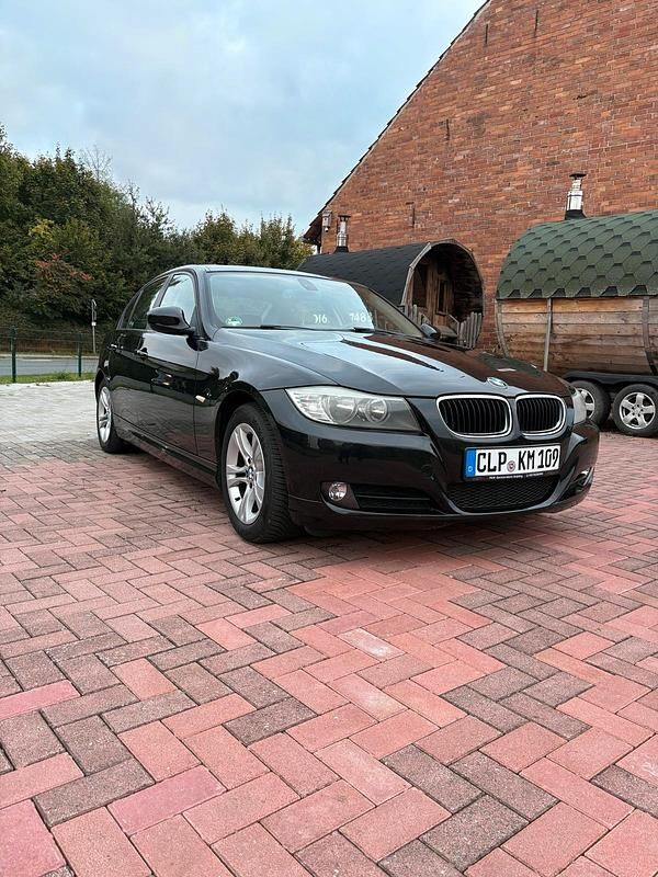 Schwarz Gebraucht 2012 BMW 318 Limousine | 6.500 € (Superpreis) - Bild 1/4