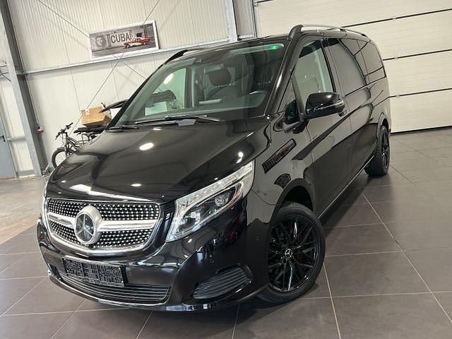 Obsidianschwarz metallic Gebraucht 2017 Mercedes V220 Van / Kleinbus | 41.995 € (Fairer Preis) - Bild 1/4