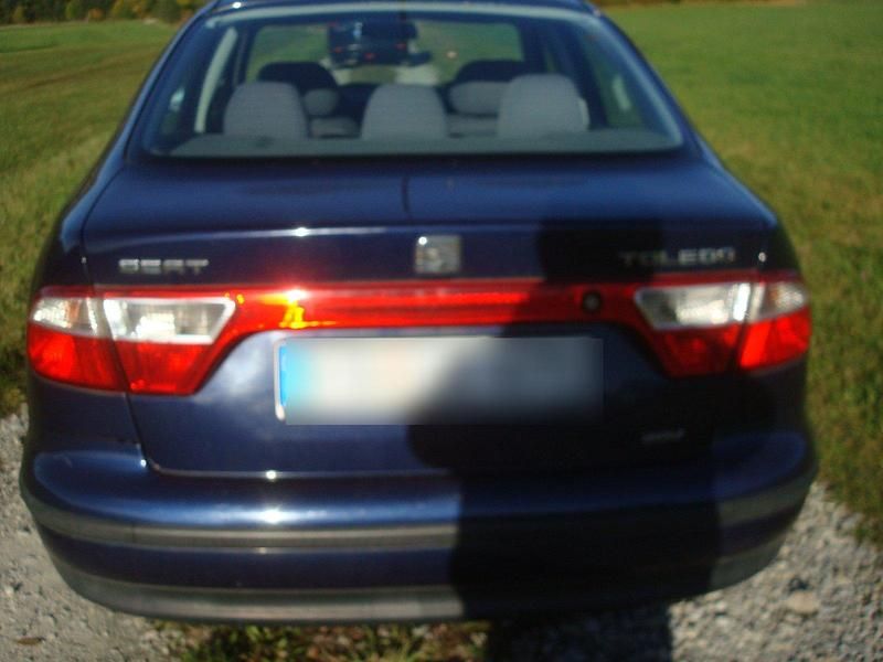 Blau Gebraucht 2001 Seat Leon Limousine | 1.750 € (Fairer Preis) - Bild 1/4