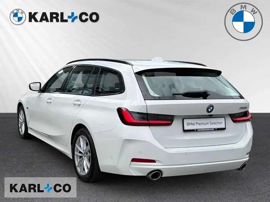Gebraucht BMW 320e Shadowline 204 PS (150 kW) 2023 Weiss Kombi