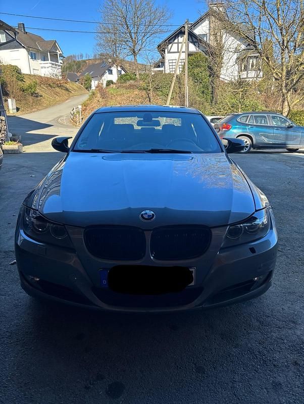 Gebraucht BMW 318 144 PS (105 kW) 2011 Grau Limousine