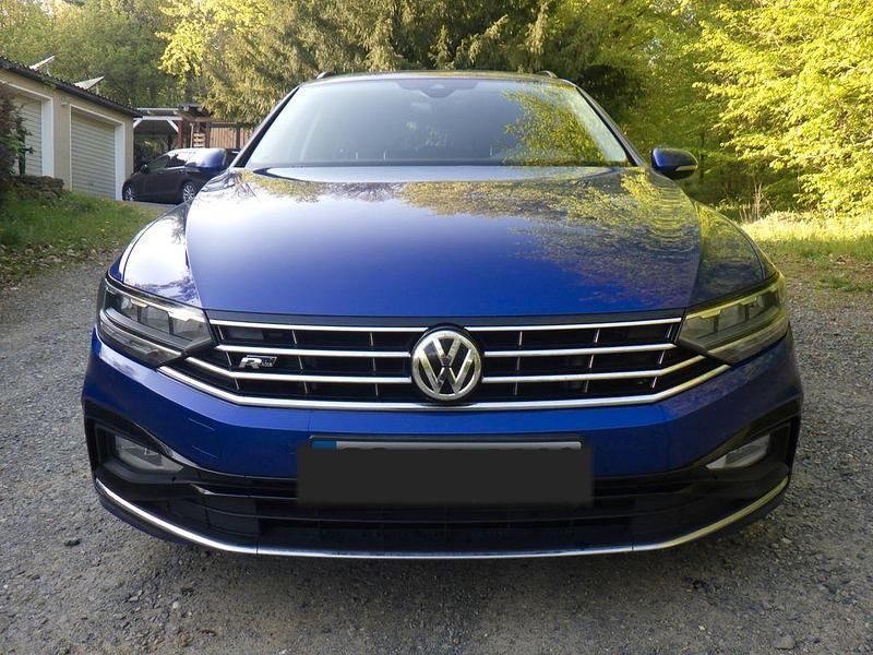 Używany VW Passat R 190 KM (139 kW) 2020 Niebieski Sedan/Limuzyna