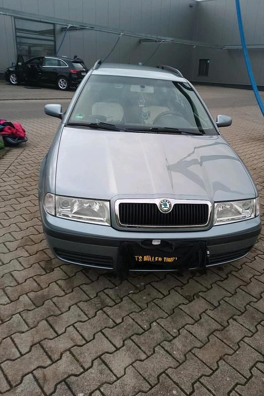 Grau Gebraucht 2002 Skoda Octavia Kombi | 1.250 € (Fairer Preis) - Bild 1/4