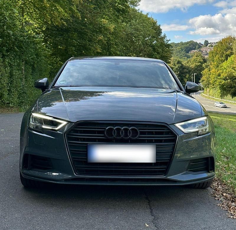 Gebraucht Audi A3 Sport 116 PS (85 kW) 2018 Grau Limousine