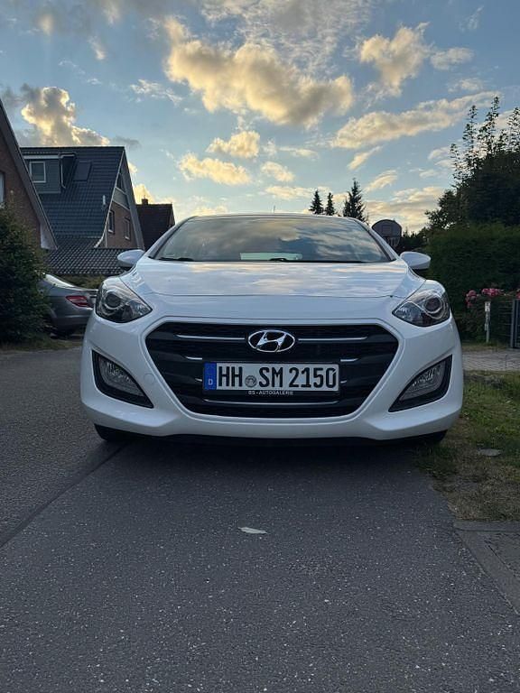 Weiß Gebraucht 2015 Hyundai i30 Premium Limousine | 9.100 € (Fairer Preis) - Bild 1/4