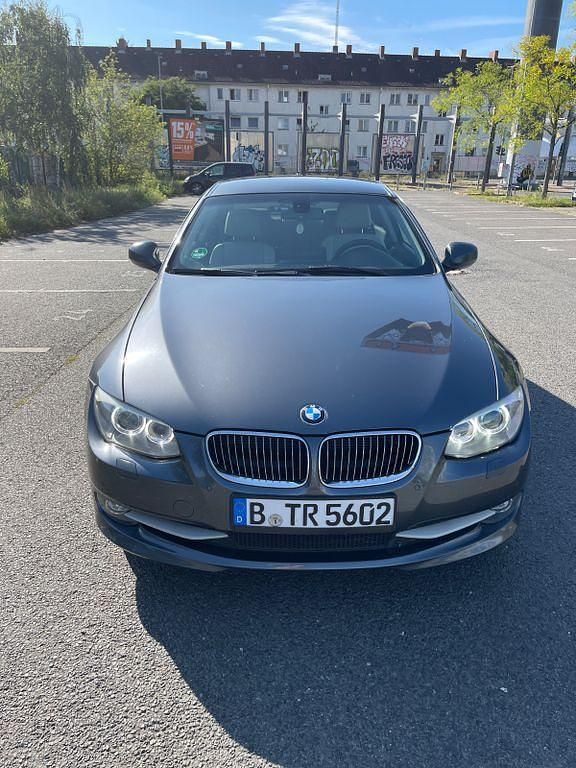 Grau Gebraucht 2011 BMW 320 Sport Line Coupé | 8.100 € (Guter Preis) - Bild 1/4