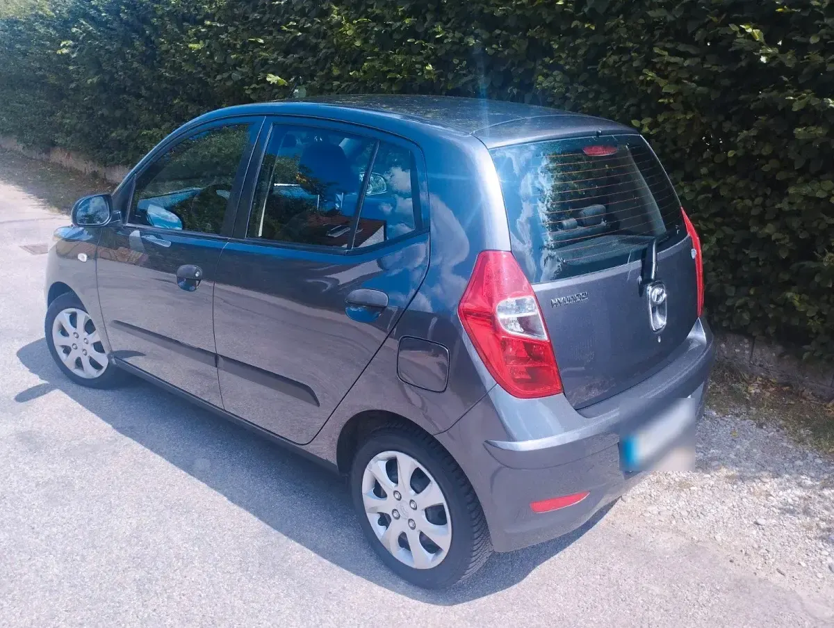 Gebraucht Hyundai i10 69 PS (50 kW) 2013 Grau Kleinwagen