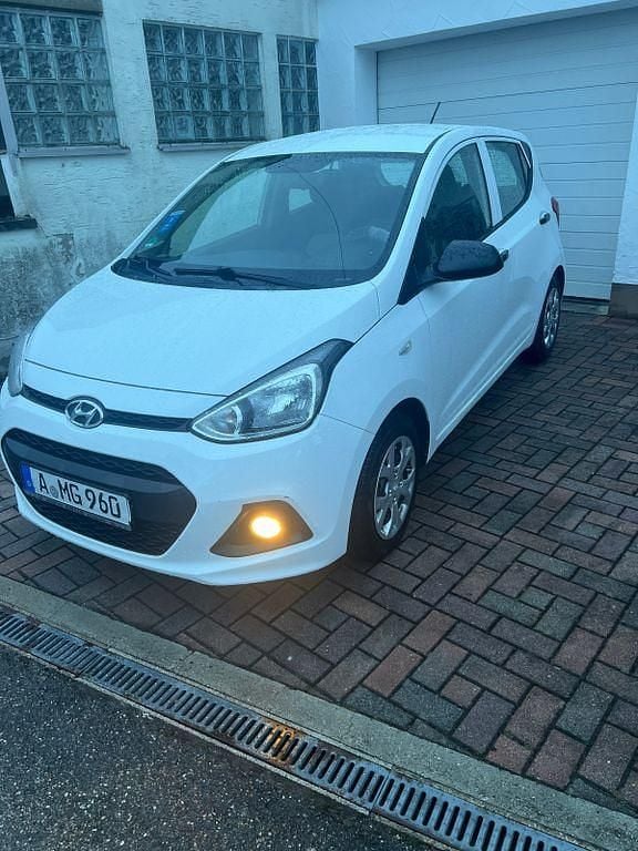 Gebraucht Hyundai i10 67 PS (49 kW) 2016 Weiß Kleinwagen