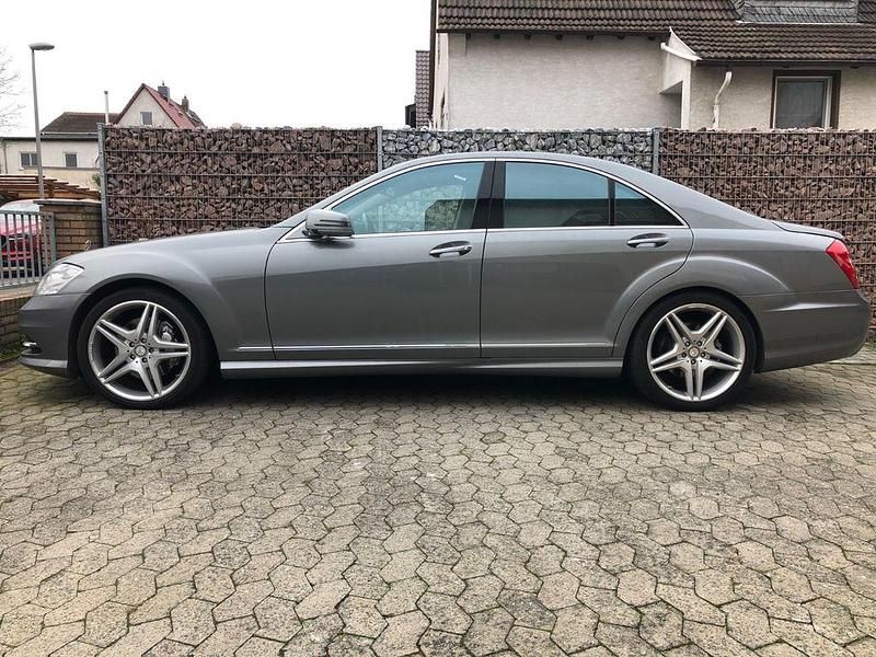 Grau Gebraucht 2009 Mercedes S500 Limousine | 20.950 € (Teuer) - Bild 1/4