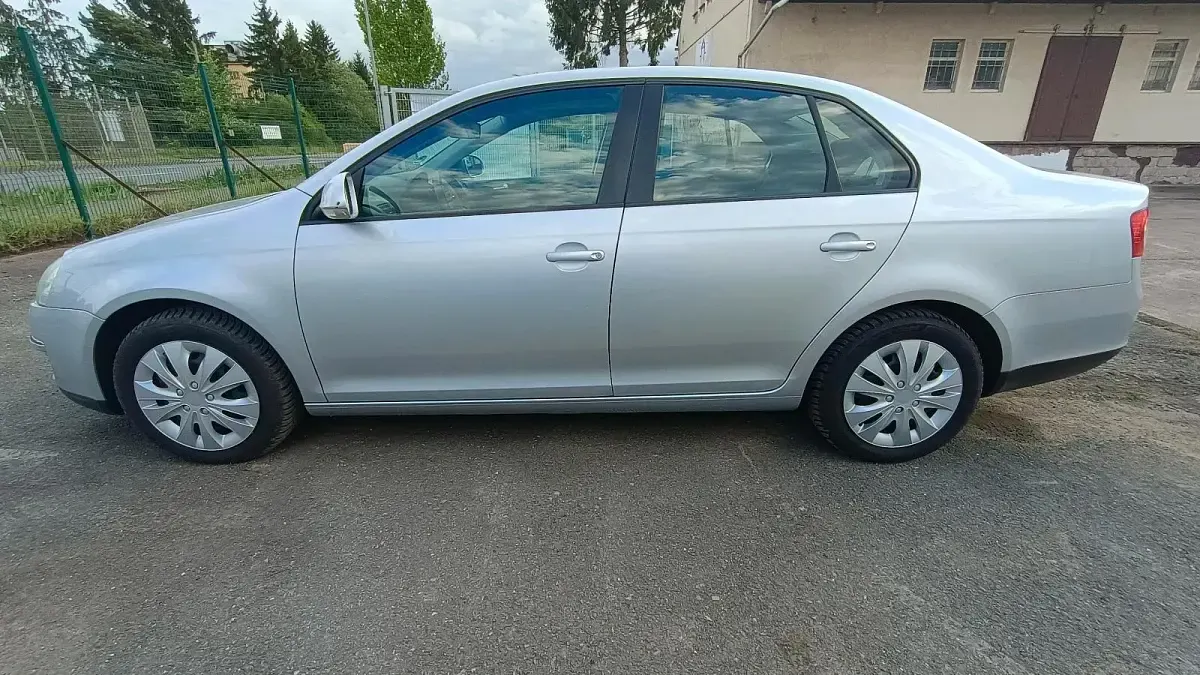 Używany VW Jetta 102 KM (75 kW) 2006 Srebrny Sedan/Limuzyna