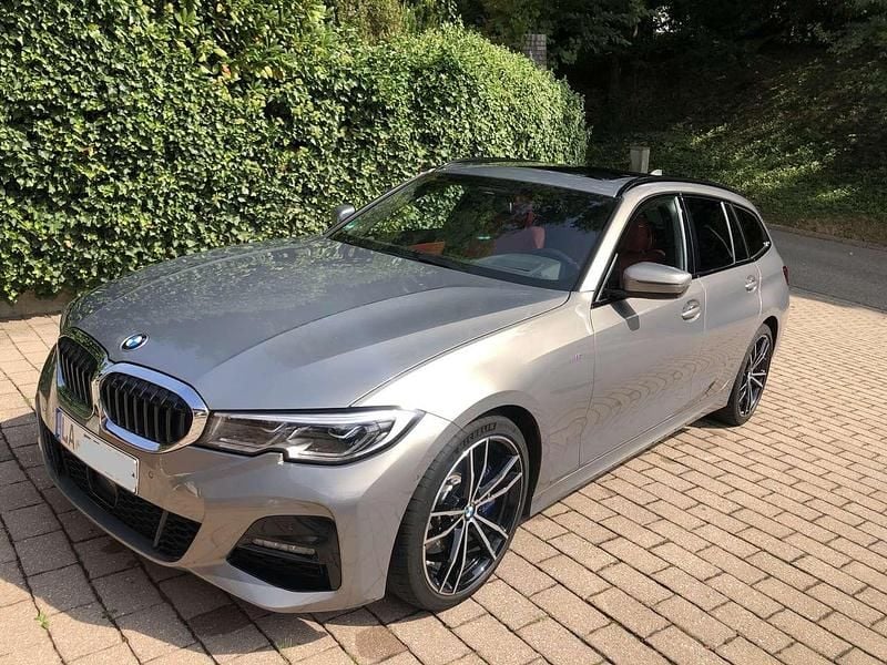Silber Gebraucht 2019 BMW 330 M Sport Kombi | 32.400 € (Guter Preis) - Bild 1/4