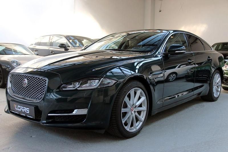 Gebraucht Jaguar XJ Premium Luxury 300 PS (220 kW) 2016 British racing green Limousine