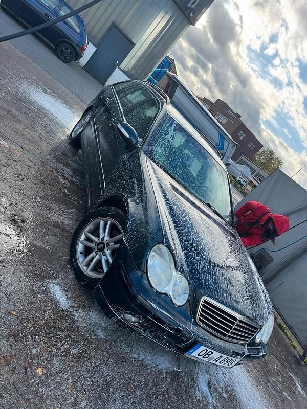 Blau Gebraucht 2001 Mercedes C180 Kombi | 2.000 € (Etwas zu teuer) - Bild 1/4