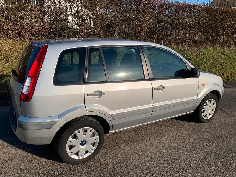 Gebraucht Ford Fusion 59 PS (43 kW) 2011 Silber Kleinwagen