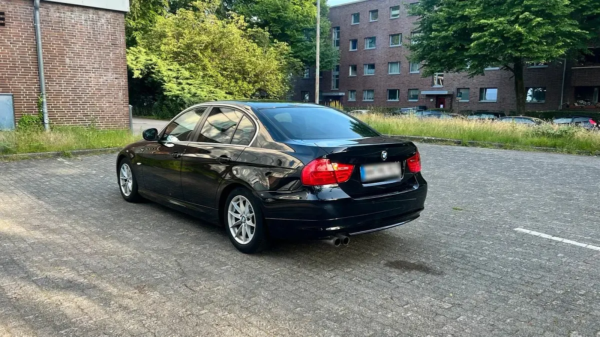 Gebraucht BMW 325 Basis 218 PS (160 kW) 2011 Schwarz Limousine