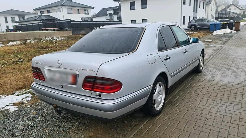 Gebraucht Mercedes E290 129 PS (94 kW) 1998 Silber Limousine