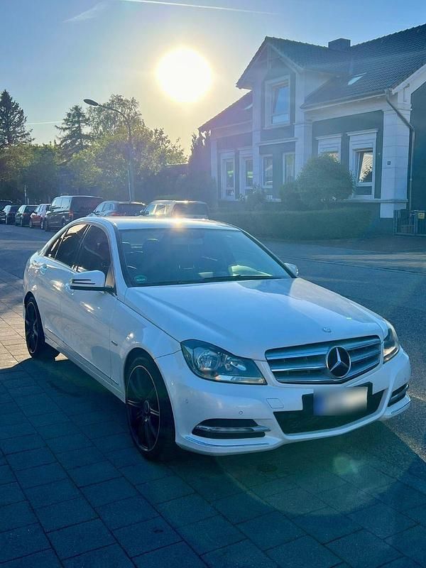 Gebraucht Mercedes C180 154 PS (113 kW) 2011 Weiß Limousine