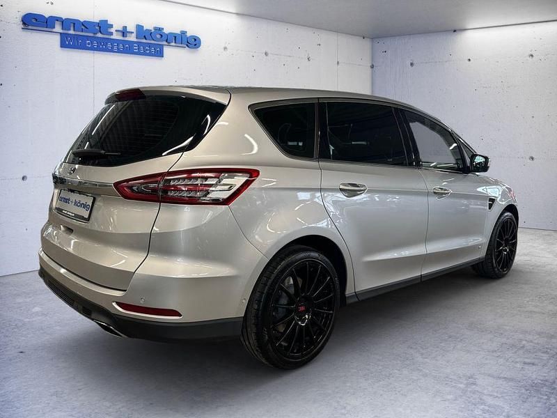 Używany Ford S-MAX Titanium 190 KM (139 kW) 2018 Srebrny Minivan