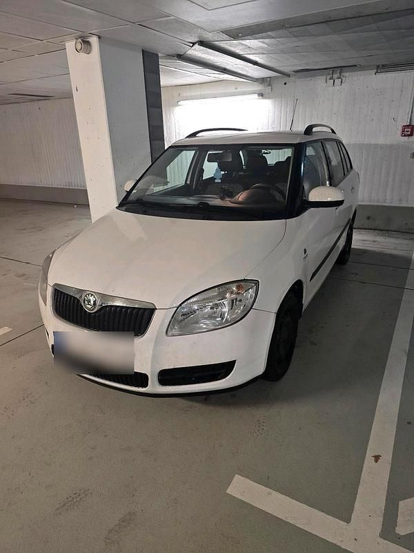 Weiß Gebraucht 2009 Skoda Fabia Kleinwagen | 2.600 € (Fairer Preis) - Bild 1/4