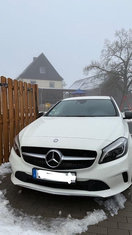Weiß Gebraucht 2016 Mercedes A180 Limousine | 12.500 € (Fairer Preis) - Bild 1/4