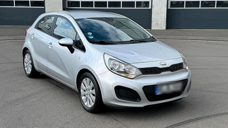 Grau Gebraucht 2011 Kia Rio 2 Limousine | 6.199 € - Bild 1/4