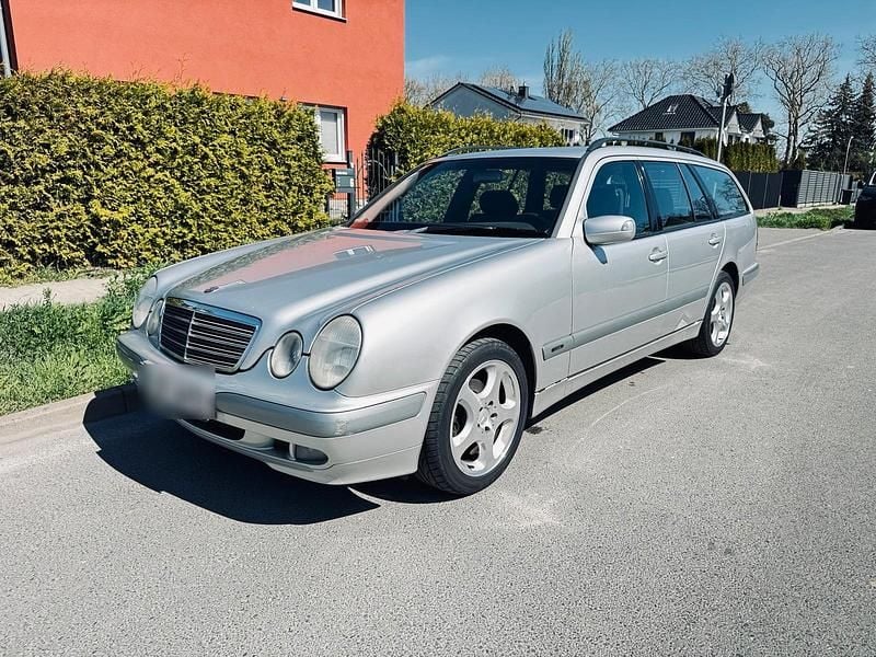 Second-hand Mercedes E240 170 CP (125 kW) 2000 Argintiu Break