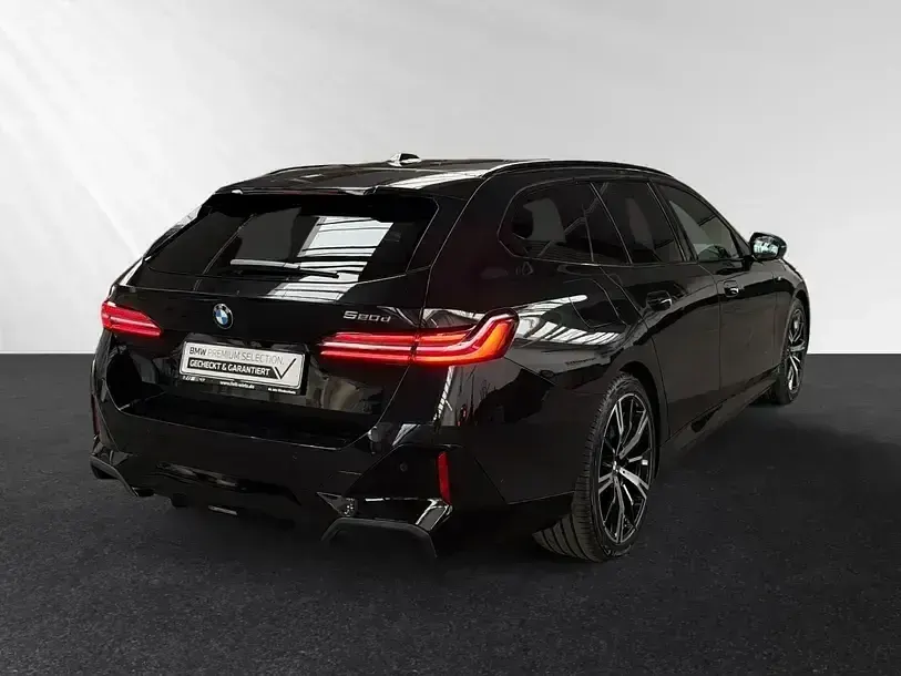 Gebraucht BMW 520 M Sport 197 PS (144 kW) 2025 Black sapphire metallic Kombi