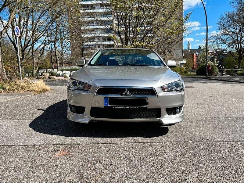 Silber Gebraucht 2015 Mitsubishi Lancer Plus Limousine | 10.200 € (Fairer Preis) - Bild 1/4