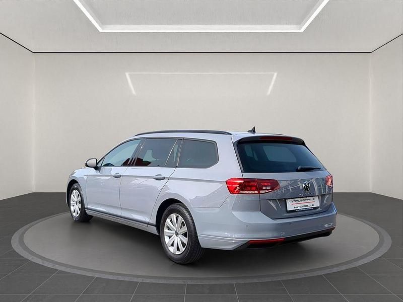Gebraucht VW Passat Basis 150 PS (110 kW) 2022 Grau Kombi