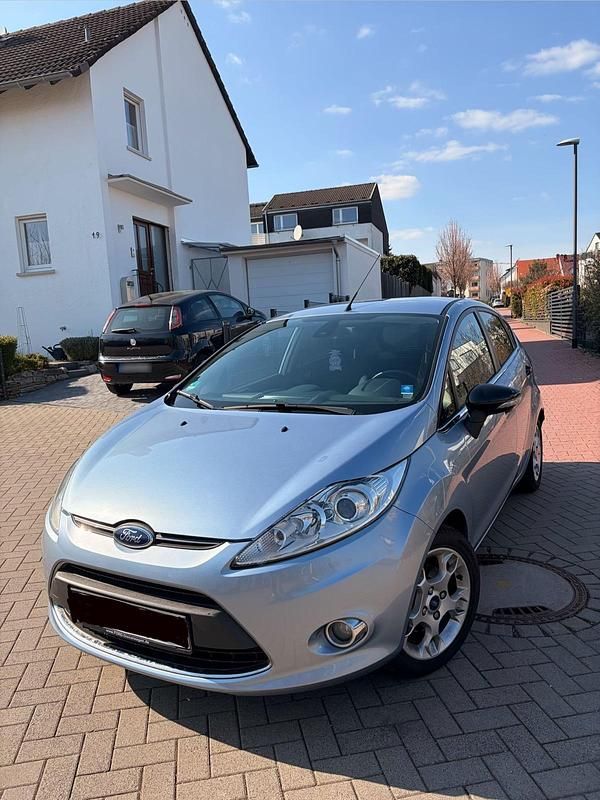 Gebraucht Ford Fiesta Titanium 95 PS (69 kW) 2012 Blau Kleinwagen