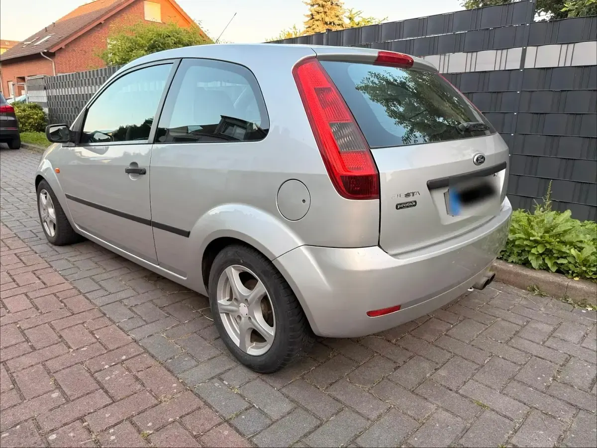 Gebraucht Ford Fiesta 69 PS (50 kW) 2005 Silber Kleinwagen