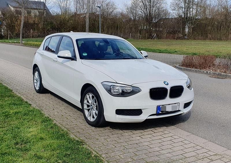 Weiß Gebraucht 2013 BMW 116 Sport Line Kleinwagen | 6.299 € (Guter Preis) - Bild 1/4