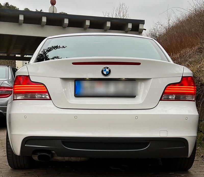 Weiß Gebraucht 2010 BMW 120 Coupé Coupé | 9.000 € (Fairer Preis) - Bild 1/4