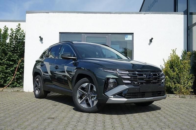 Cypress green Neu 2025 Hyundai Tucson Trend SUV | 34.640 € (Superpreis) - Bild 1/4