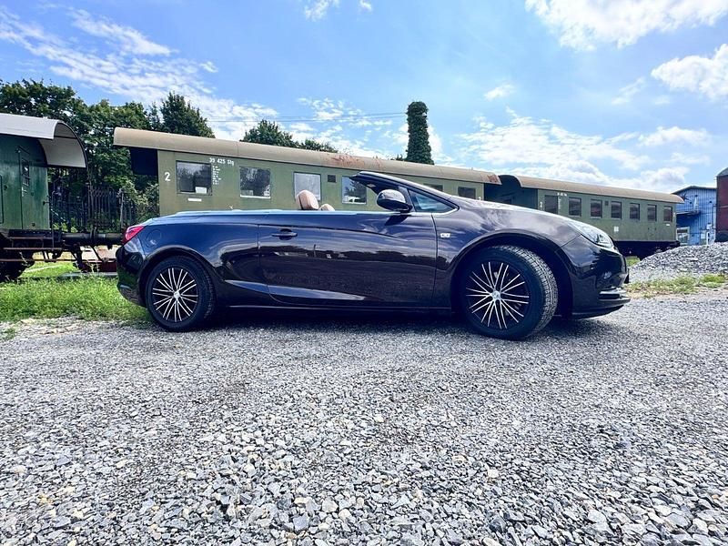 Braun Gebraucht 2013 Opel Cascada Cabrio | 12.999 € - Bild 1/4