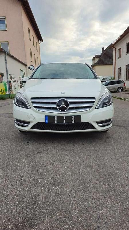 Weiß Gebraucht 2012 Mercedes B180 Van / Kleinbus | 7.750 € (Etwas zu teuer) - Bild 1/4