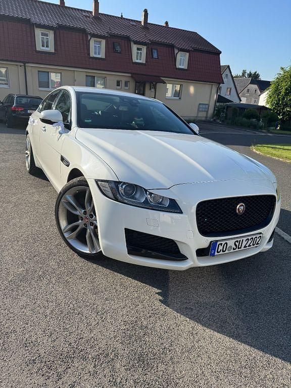 Weiß Gebraucht 2015 Jaguar XF Prestige Limousine | 13.200 € (Fairer Preis) - Bild 1/4