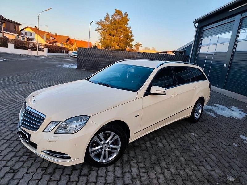 Beige Gebraucht 2010 Mercedes E200 Elegance Kombi | 3.200 € - Bild 1/4