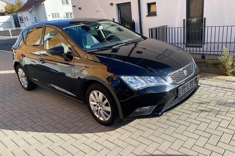 Phantomschwarz/universo black Gebraucht 2014 Seat Leon Reference Limousine | 7.900 € (Fairer Preis) - Bild 1/4