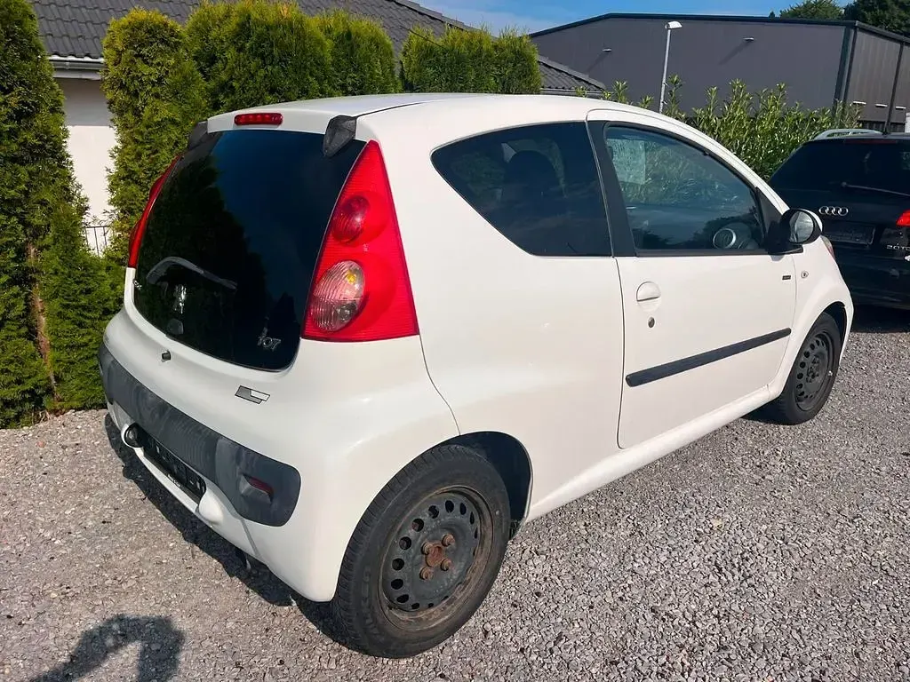 Gebraucht Peugeot 107 Filou 68 PS (50 kW) 2011 Weiß Kleinwagen