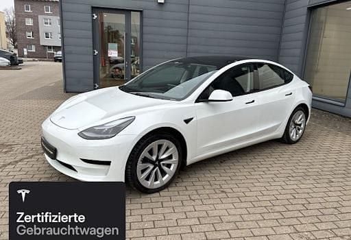 Weiß Gebraucht 2021 Tesla Model 3 Standard Range Limousine | 25.300 € (Fairer Preis) - Bild 1/4