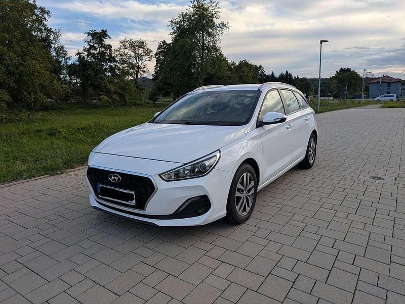 Weiß Gebraucht 2020 Hyundai i30 Trend Kombi | 13.099 € (Fairer Preis) - Bild 1/4