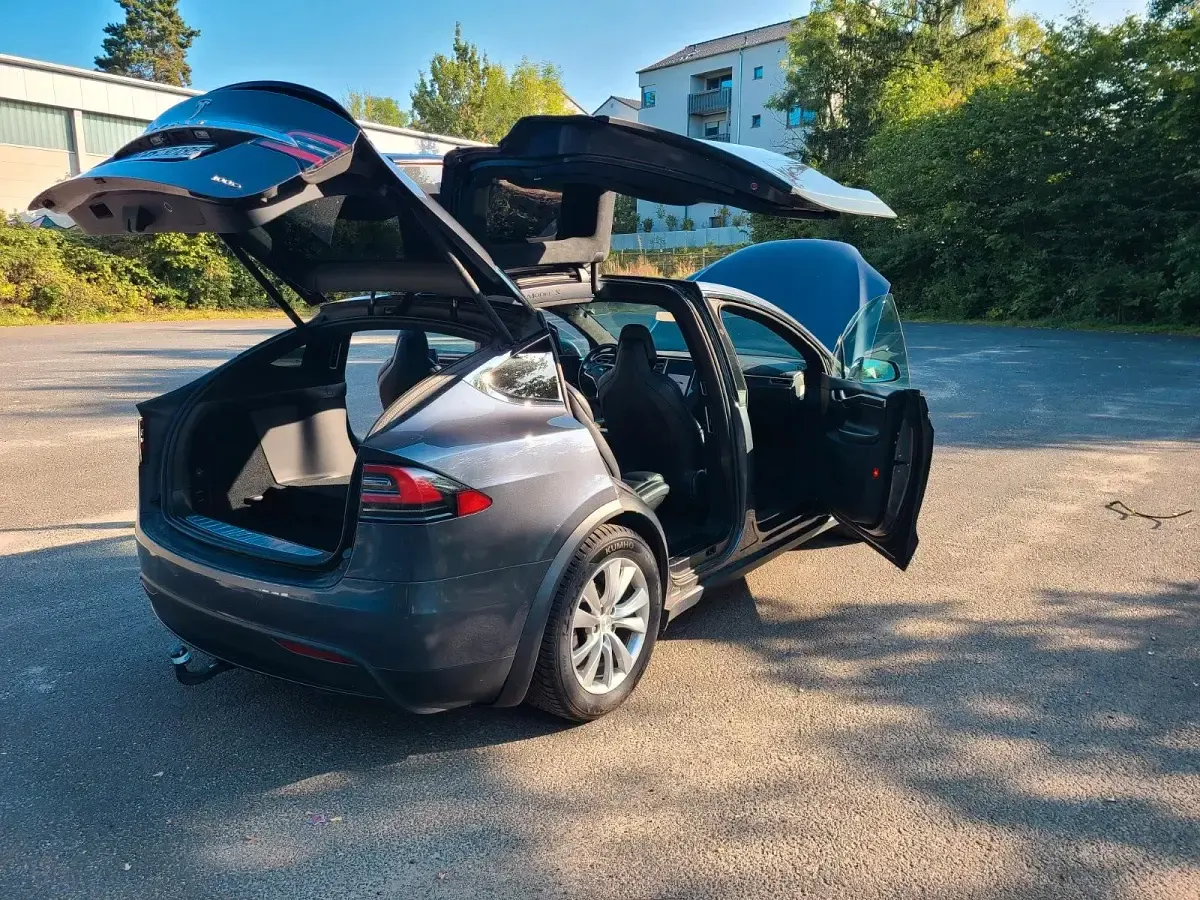 Käytetty Tesla Model X 309 kW (421 HP) 2017 Harmaa Katumaasturi