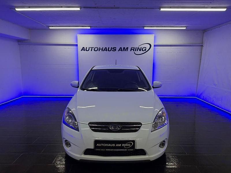 Gebraucht Kia Ceed Spirit 126 PS (92 kW) 2010 Weiß Kleinwagen