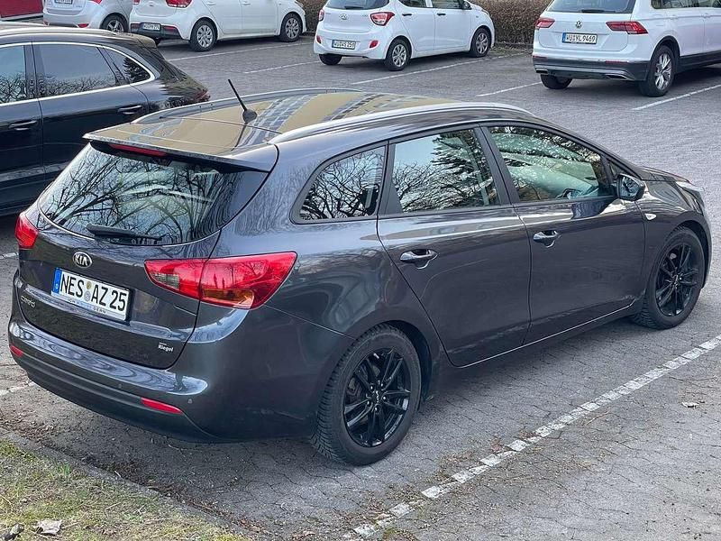 Używany Kia Ceed Attract 99 KM (72 kW) 2017 Szary Hatchback