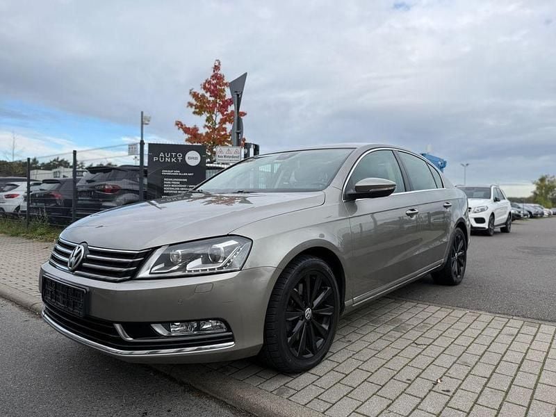 Braun Gebraucht 2013 VW Passat Highline Limousine | 8.299 € (Guter Preis) - Bild 1/4